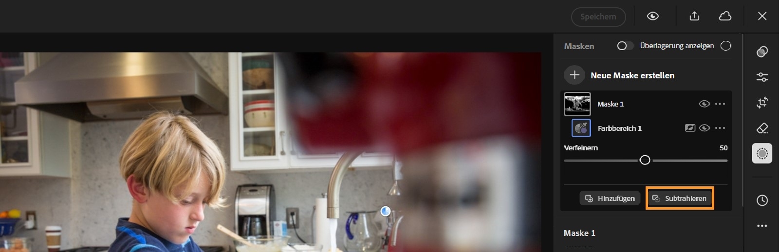 Werkzeugbedienfeld „Maske“ wird hervorgehobener Option „Subtrahieren“ Das Bedienfeld bietet außerdem die Optionen „Überlagerung anzeigen“, „Neue Maske erstellen“ und „Maske hinzufügen“. Der Schieberegler „Verfeinern“ ist auf 50 eingestellt.