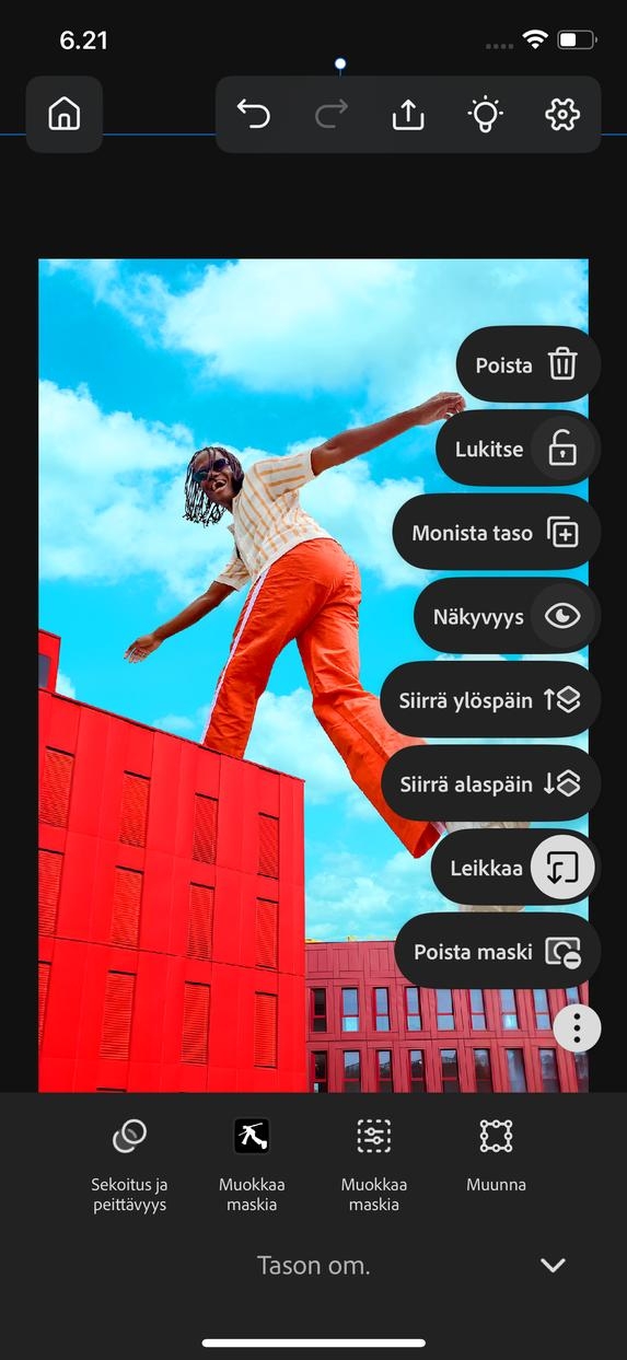 Avatussa Tason ominaisuudet -paneelissa näkyvät asetukset, joilla voi mm. säätää sekoitusta ja peittävyyttä sekä muokata, muunnella ja muuntaa maskia.