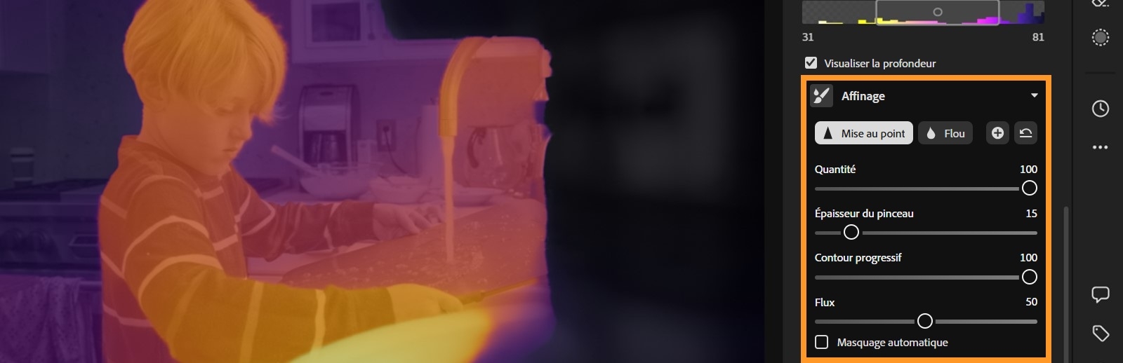 L’image montre un écran d’ordinateur avec une interface de correction du flou de l’objectif ouverte. La partie principale de l’écran affiche une carte de profondeur d’un enfant devant un évier de cuisine. Les couleurs varient du violet à l’orange, indiquant une carte de profondeur différente. Une barre d’outils s’affiche sur le côté droit de l’écran avec divers curseurs et options (comme Affinage, Mise au point, Flou, etc.) qui proposent des réglages de la profondeur et de la mise au point de l’image. 