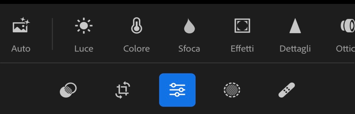 Barra degli strumenti in Lightroom mobile che mostra strumenti quali Modifica, Predefinito e altro.
