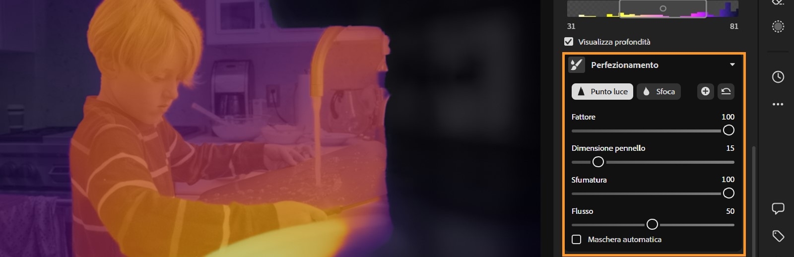 L’immagine mostra lo schermo di un computer con l’interfaccia di perfezionamento Sfocatura con lente aperta. La parte principale dello schermo mostra la mappa di profondità dell’immagine di un bambino davanti al lavello di una cucina. I colori variano dal viola all’arancione, per indicare i diversi livelli di profondità. Sul lato destro dello schermo è disponibile una barra degli strumenti con diversi cursori e opzioni, come “Perfezionamento”, “Messa a fuoco”, “Sfocatura” e altri, per indicare che è possibile regolare la profondità e la messa a fuoco dell’immagine. 