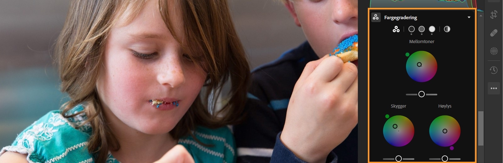 To barn på et bilde der panelet for fargegradering er uthevet i redigeringspanelet. Tre glidebrytere for mellomtoner, skygger og høylys justeres.