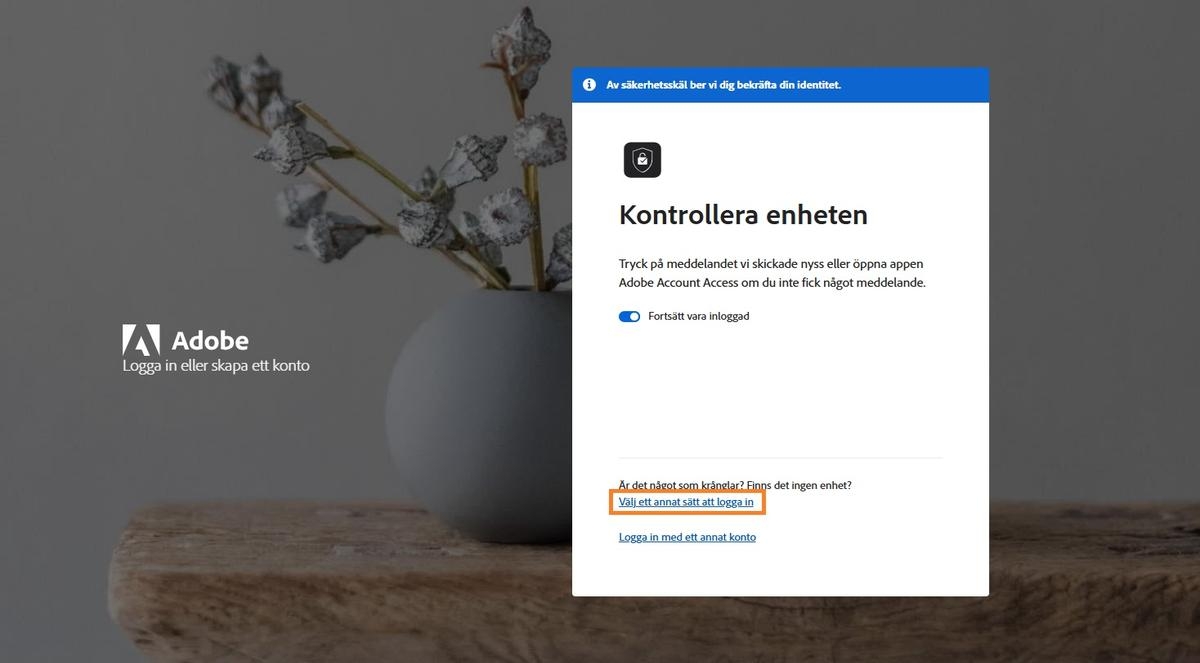 Adobe-inloggningssidan med fönstret Kontrollera din enhet, där Välj ett annat sätt att logga in är markerat.