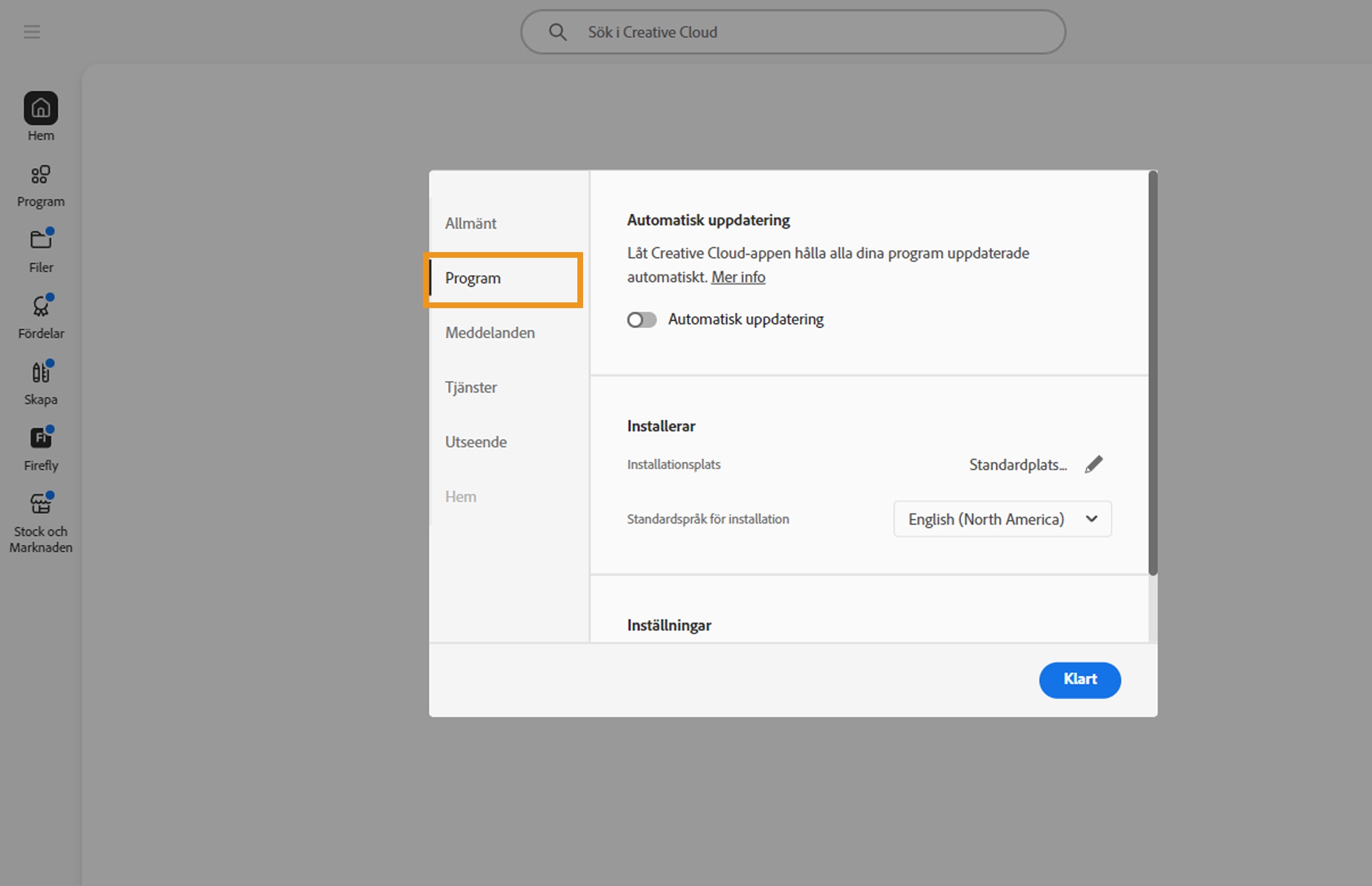 Adobe Creative Cloud inställningspanel öppen på fliken Appar, som visar alternativ för automatisk uppdatering, installationsplats och bandbreddsanvändning.
