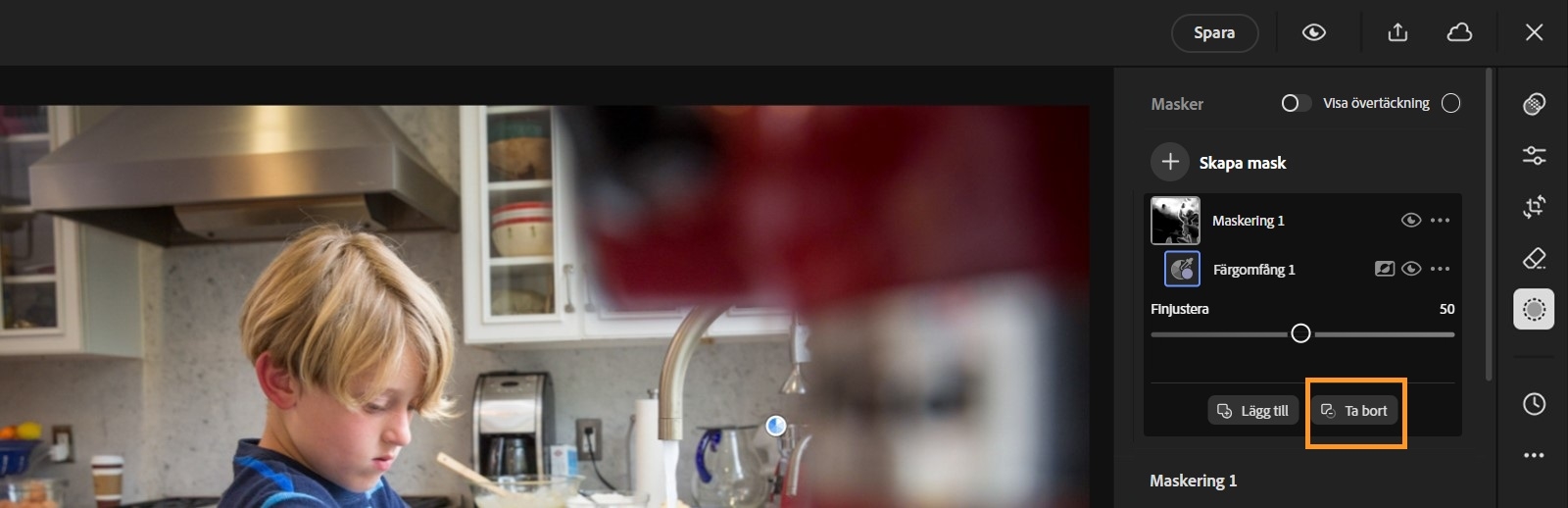 Verktygspanelen Mask visas med alternativet Ta bort markerat. I panelen finns också alternativ för Visa övertäckning, Skapa mask och Lägg till mask. Reglaget Finjustera är inställt på 50.
